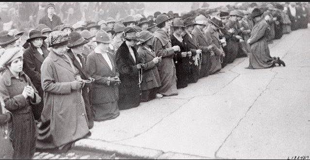 Women praying outside Mountjoy
